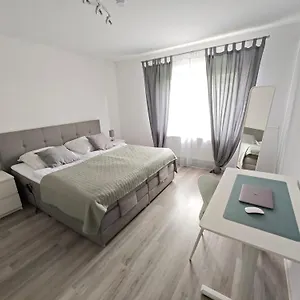 Fh-naehe: Modernes Mit Balkon Apartment